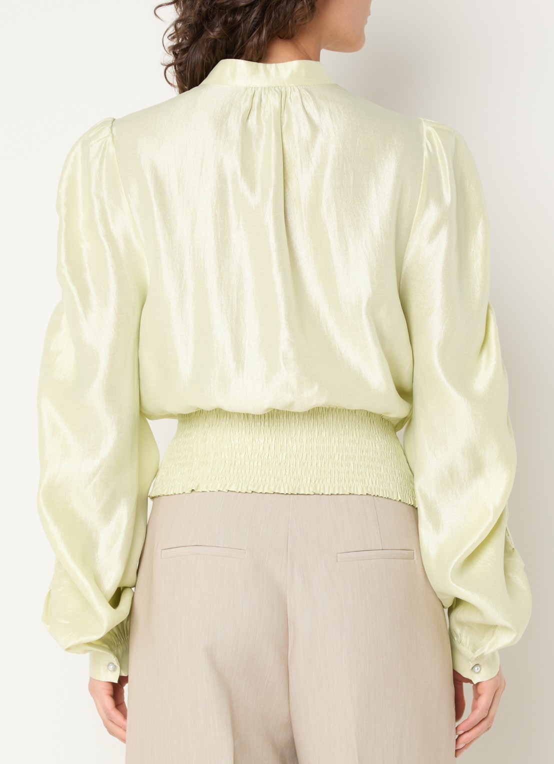 Aaiko Beaudine blouse met ballonmouw en metallic finish - achterkant 4 lichtgeel