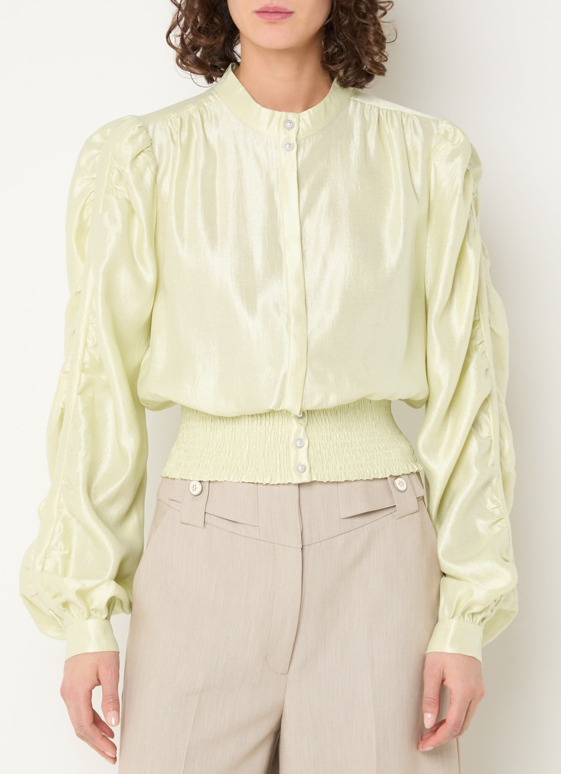 Aaiko Beaudine blouse met ballonmouw en metallic finish - detail lichtgeel