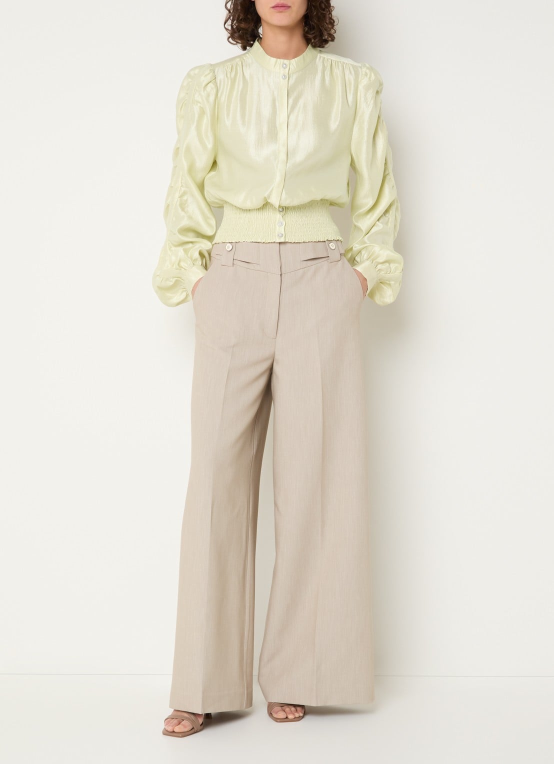 Aaiko Beaudine blouse met ballonmouw en metallic finish - voorkant 3 lichtgeel