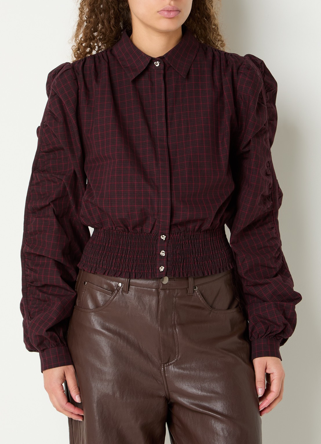 Aaiko Beaudine blouse met ruitdessin en ballonmouw - detail bordeauxrood