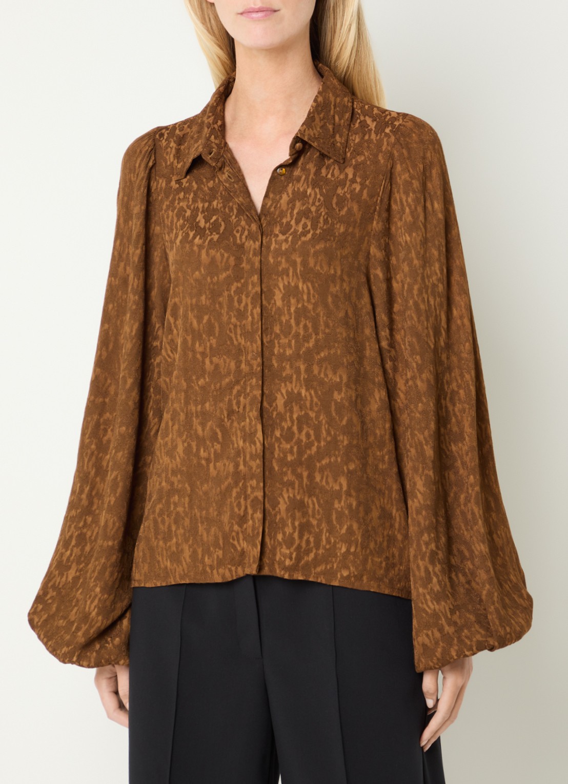 Aaiko Blouse met jacquard dessin - detail cognac