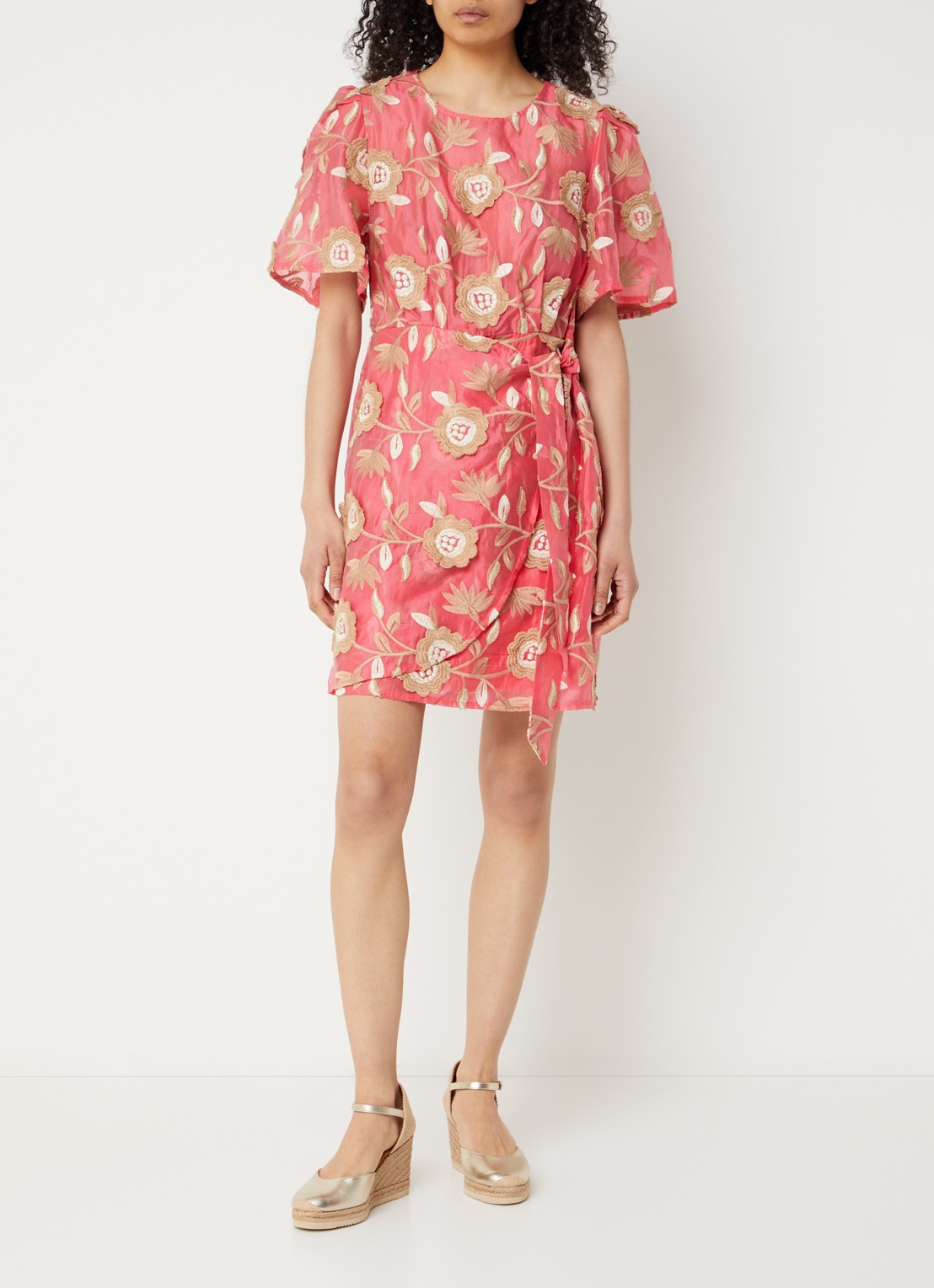 Aaiko Celina mini jurk met ceintuur en bloemenprint - voorkant 2 koraal