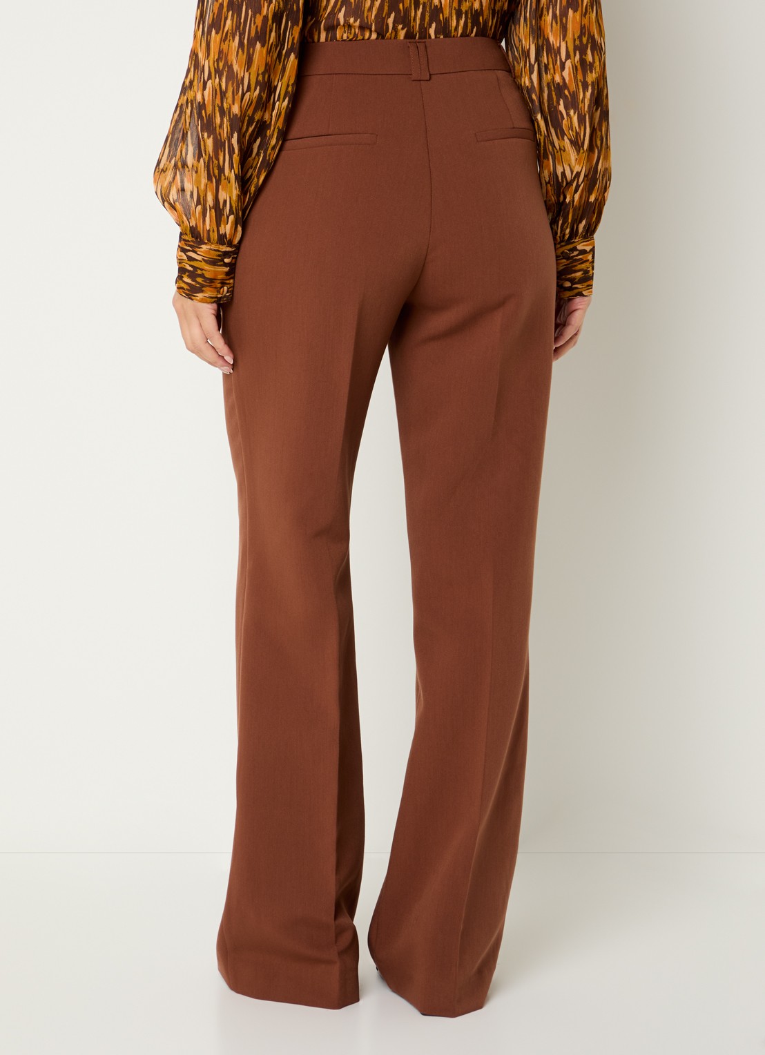 Aaiko Chantalle mid waist flared fit broek met steekzakken - achterkant bruin