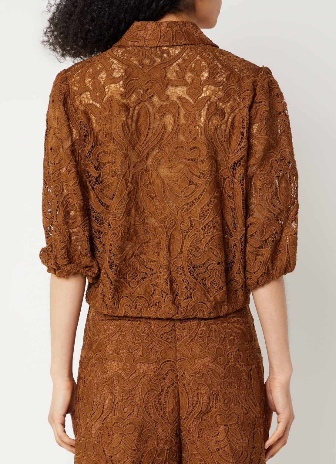 Aaiko Cozy blouse met broderie en ballonmouw - achterkant cognac