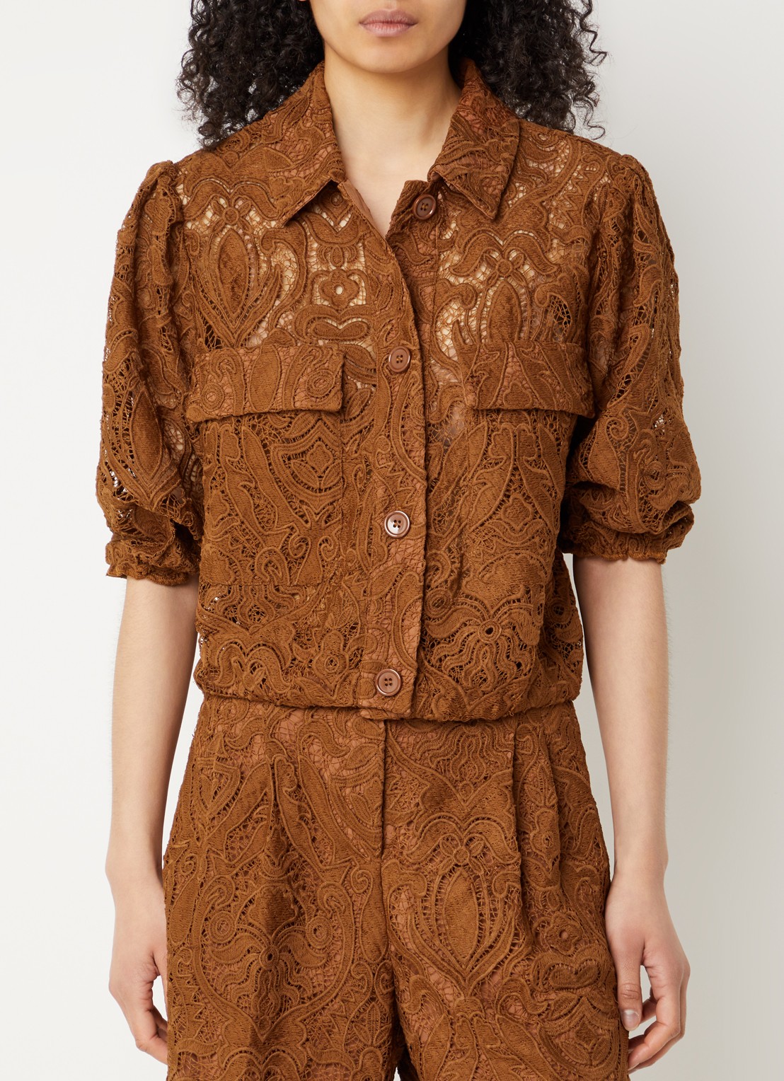 Aaiko Cozy blouse met broderie en ballonmouw - detail 2 cognac