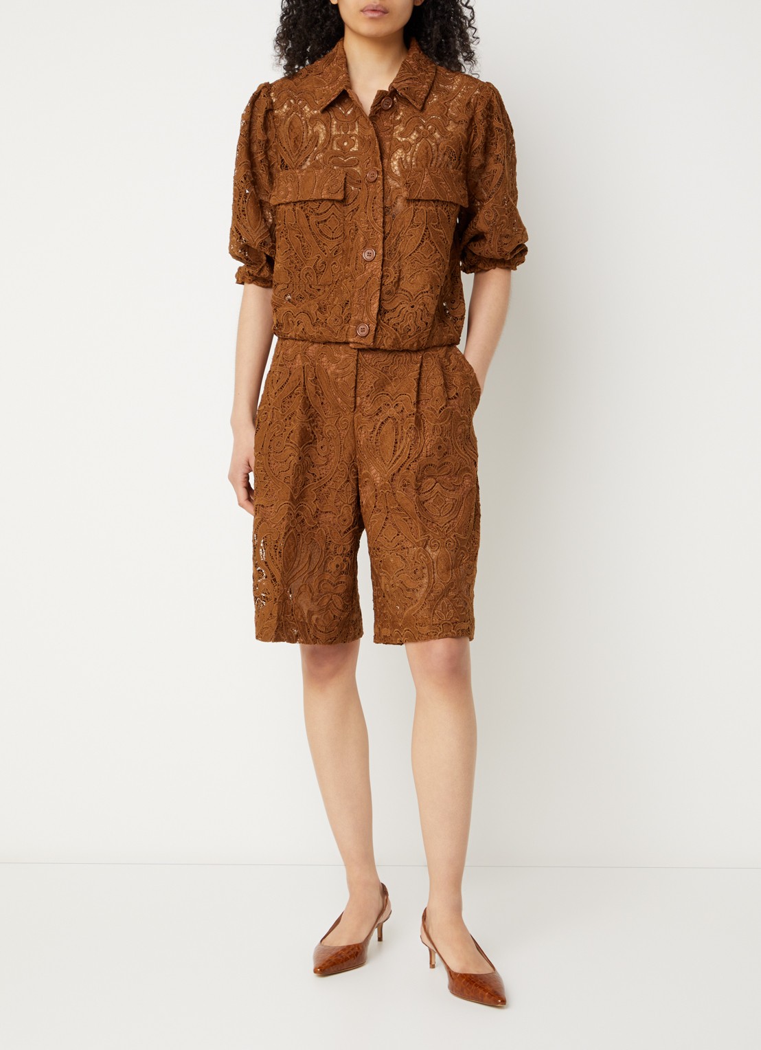 Aaiko Cozy blouse met broderie en ballonmouw - voorkant 4 cognac