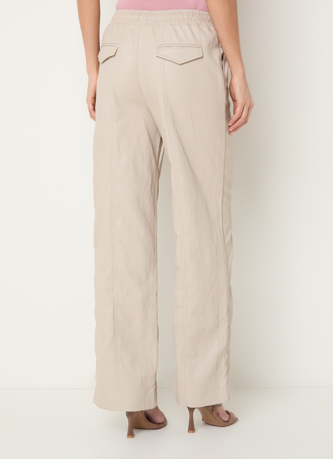 Aaiko Esila mid waist wide fit broek van imitatieleer - achterkant 4 vanillegeel