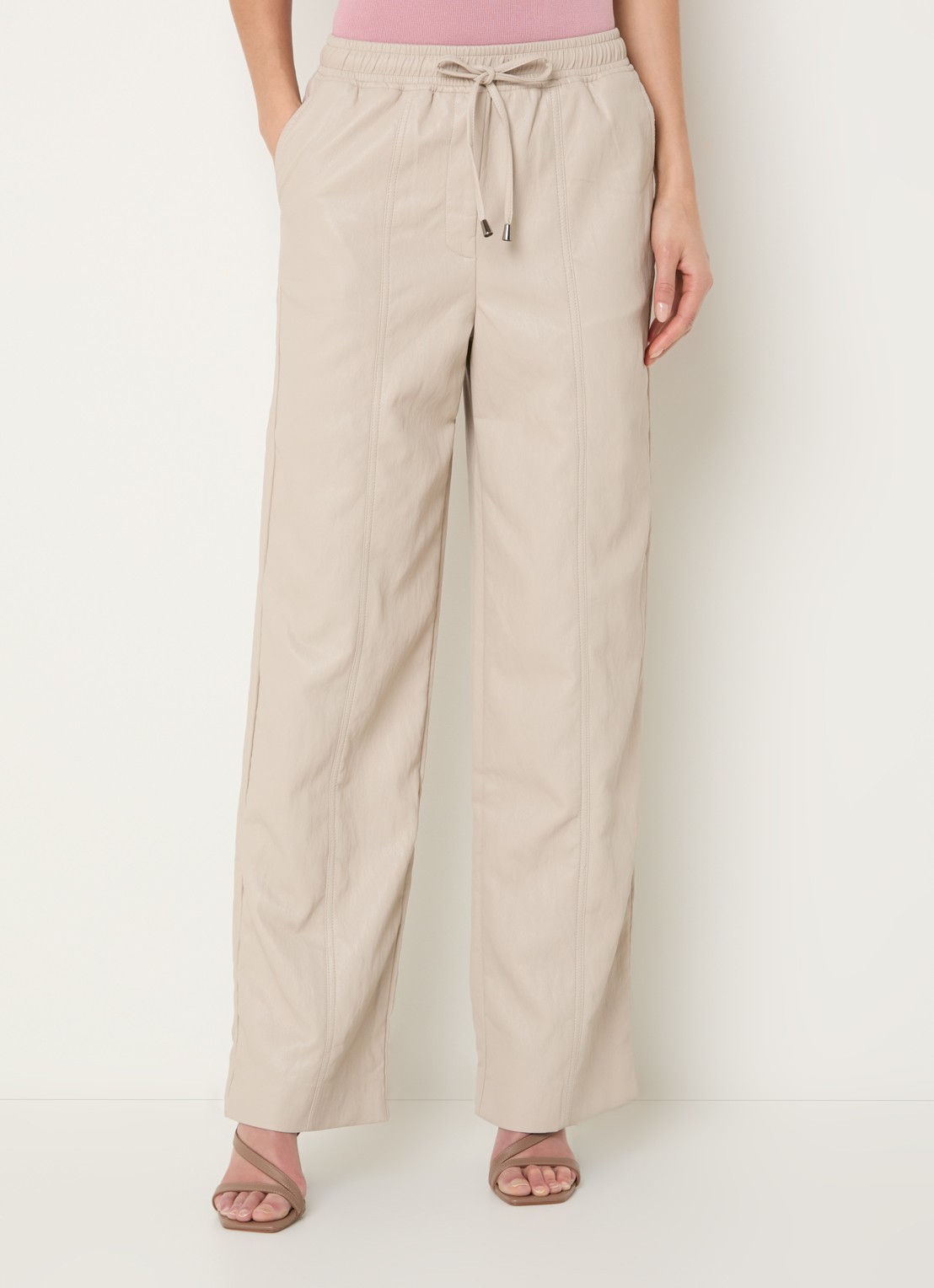 Aaiko Esila mid waist wide fit broek van imitatieleer - detail vanillegeel