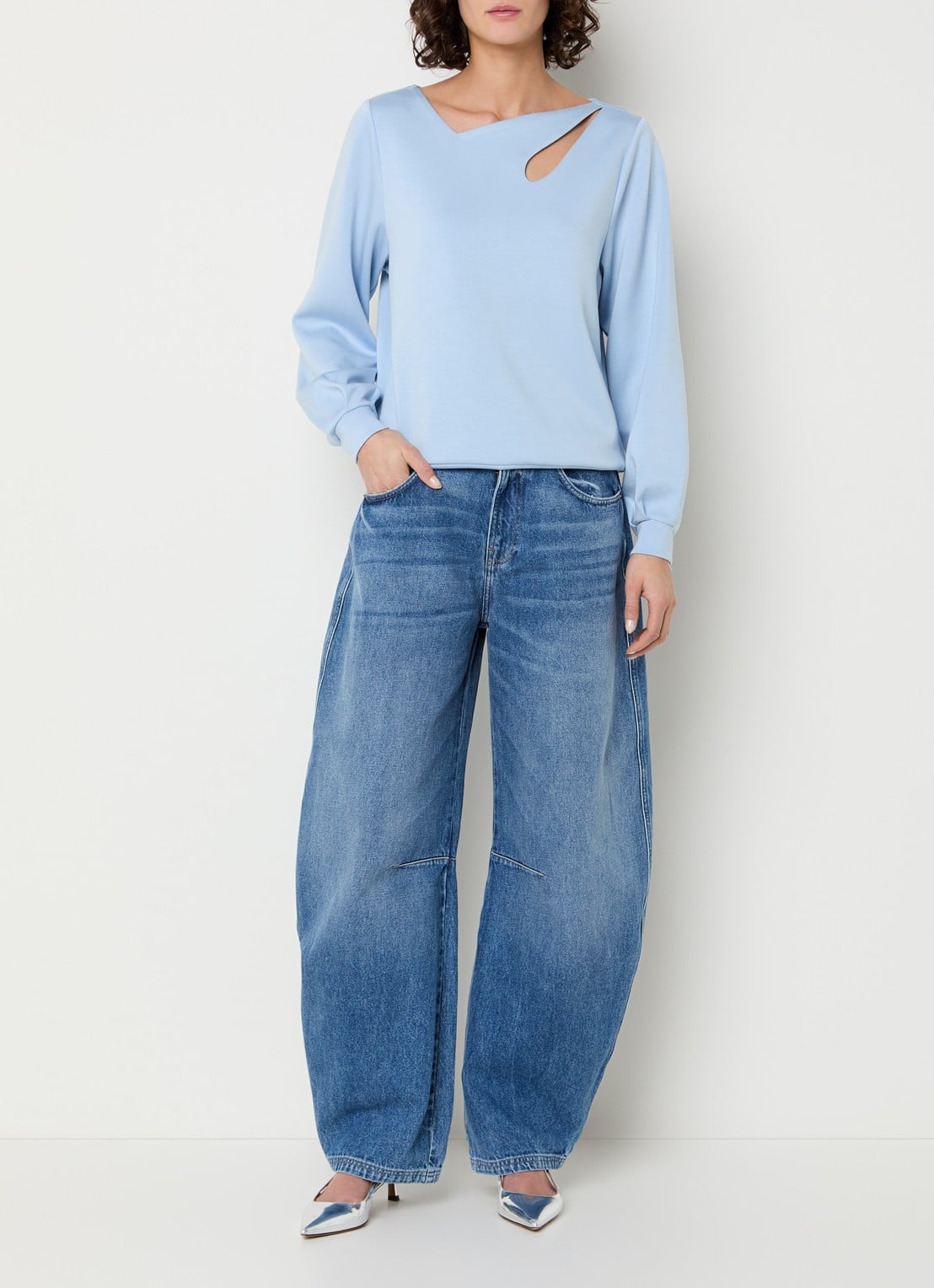 Aaiko Evelyn sweater met cut-out detail - voorkant 3 lichtblauw
