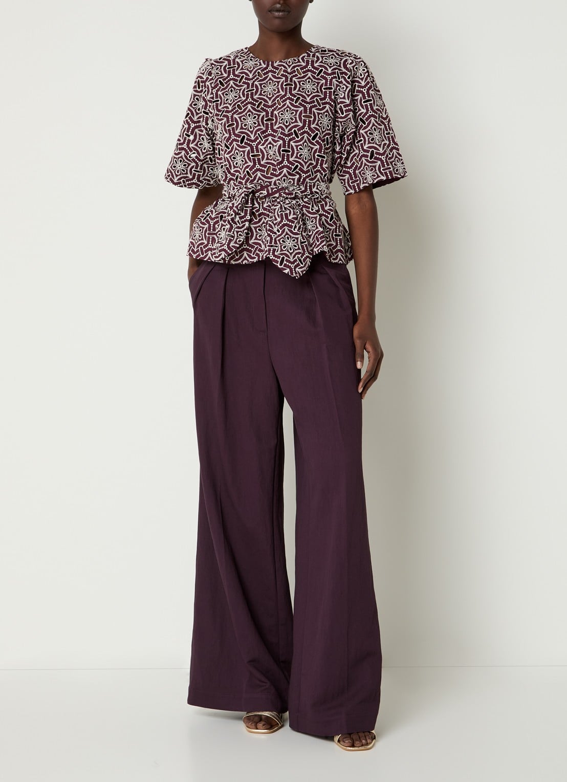 Aaiko Georgie top met strikceintuur en opengewerkt dessin - voorkant 2 aubergine