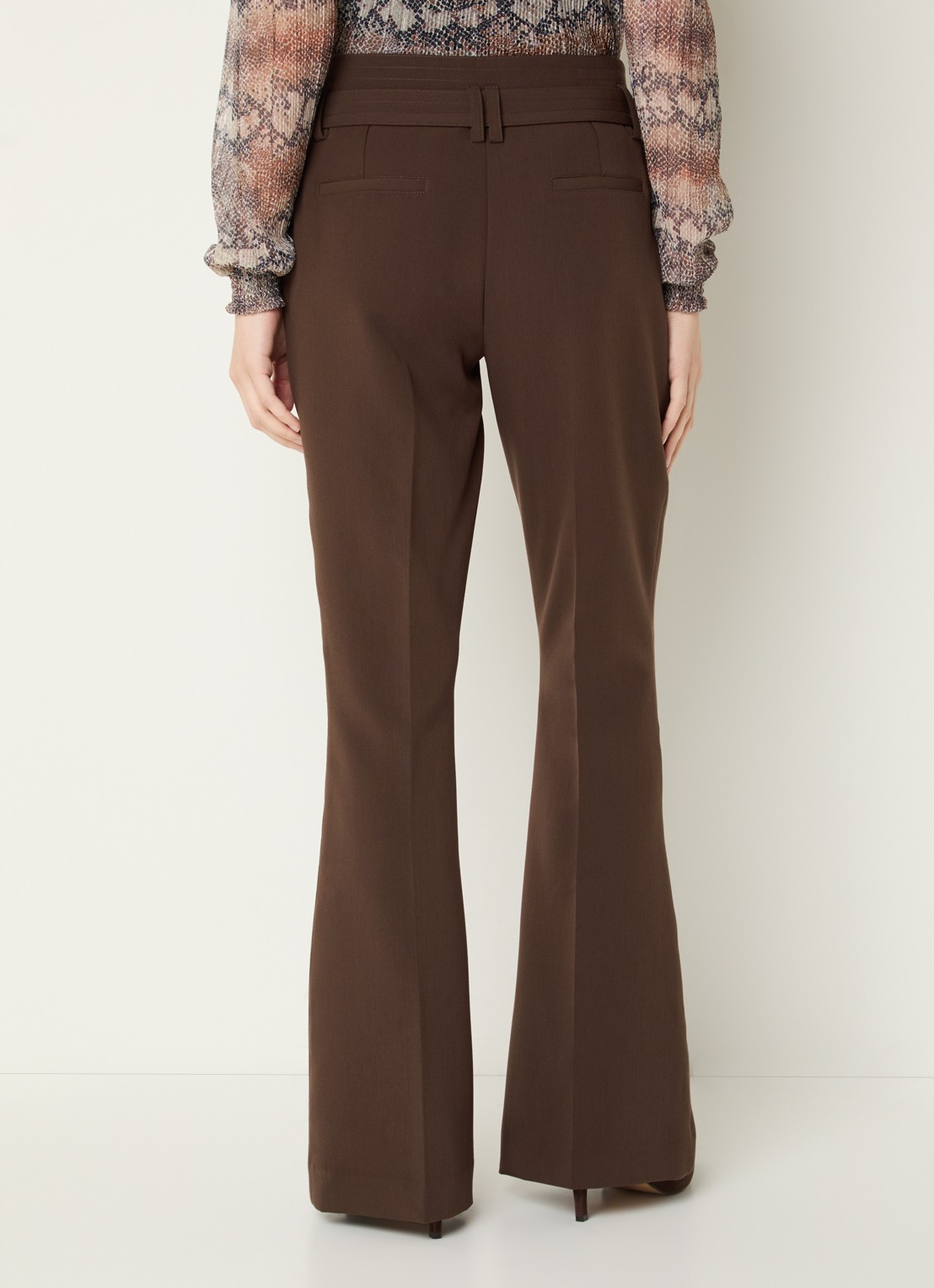 Aaiko Glenn mid waist flared fit pantalon met ceintuur en steekzakken - achterkant 2 hazelnootbruin