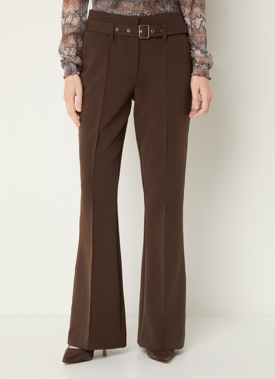 Aaiko Glenn mid waist flared fit pantalon met ceintuur en steekzakken - detail hazelnootbruin