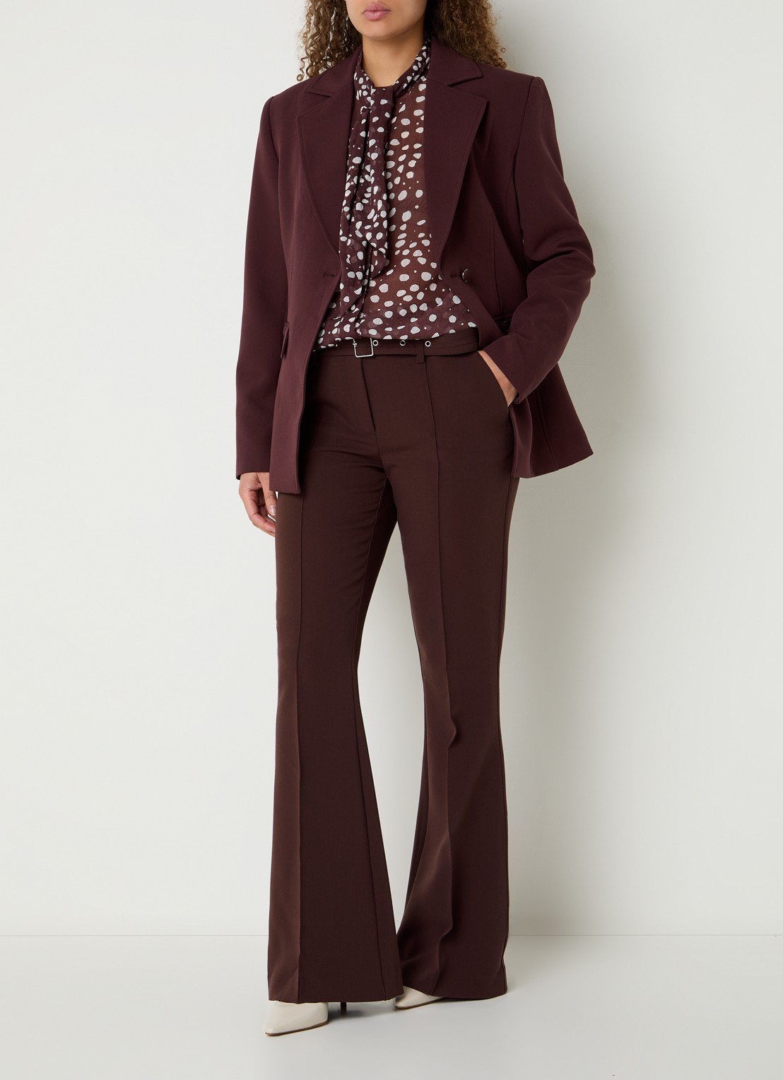 Aaiko Glenn mid waist flared fit pantalon met ceintuur en steekzakken - voorkant 2 bordeauxrood