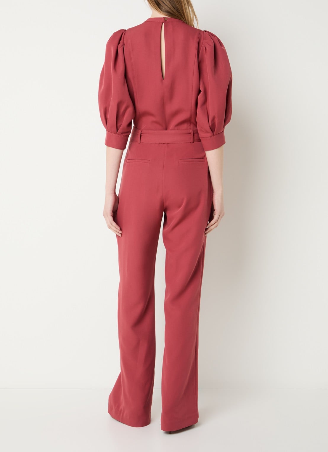 Aaiko Hellen jumpsuit met strikceintuur - achterkant 4 steenrood