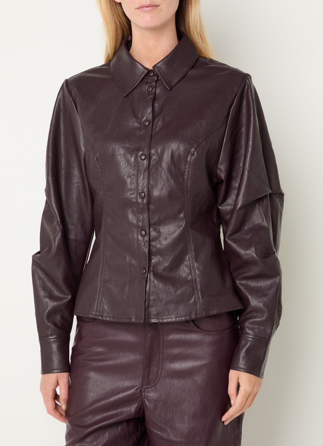 Aaiko Isabel blouse van imitatieleer - detail aubergine