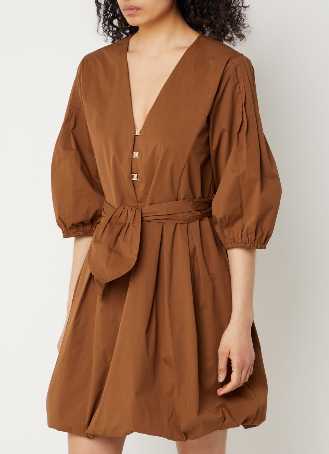 Aaiko Isolde mini jurk met ceintuur en ballonmouw - detail cognac