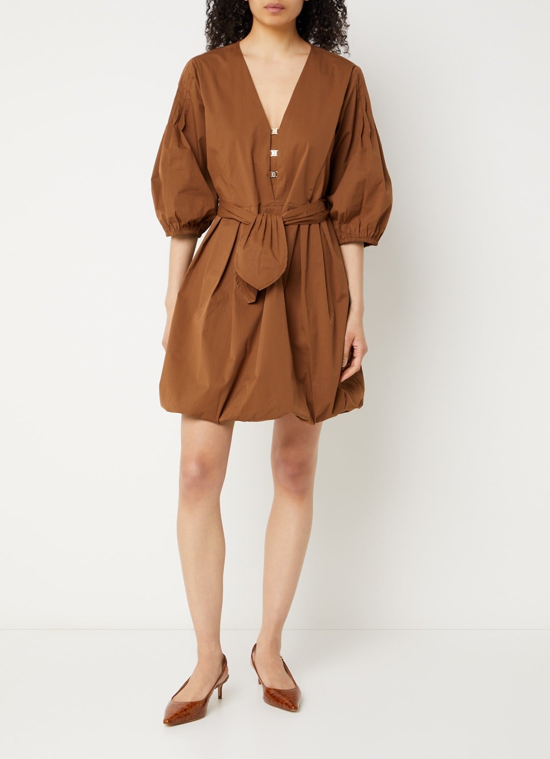 Aaiko Isolde mini jurk met ceintuur en ballonmouw - voorkant 4 cognac