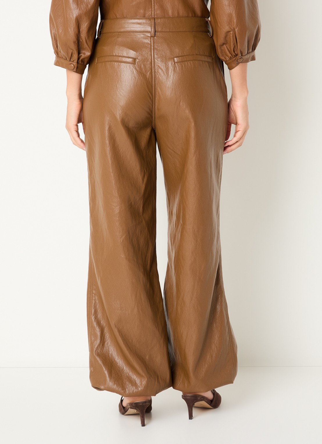 Aaiko Jet high waist tapered fit broek van imitatieleer - achterkant 4 bruin