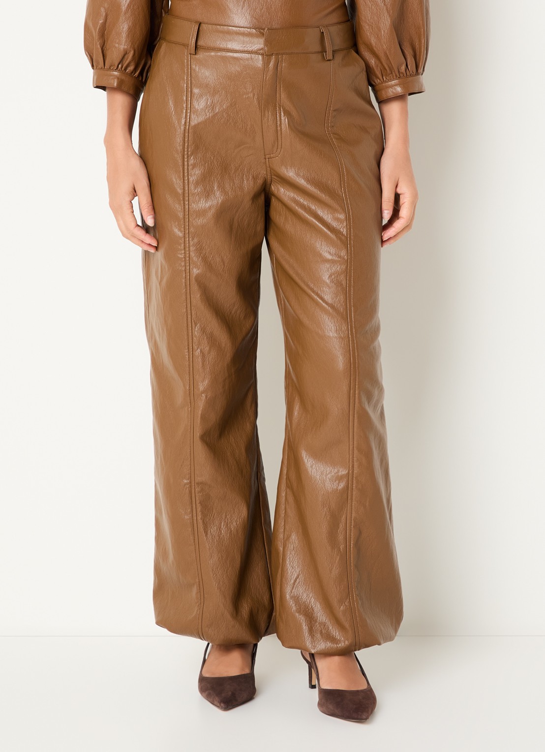 Aaiko Jet high waist tapered fit broek van imitatieleer - detail bruin