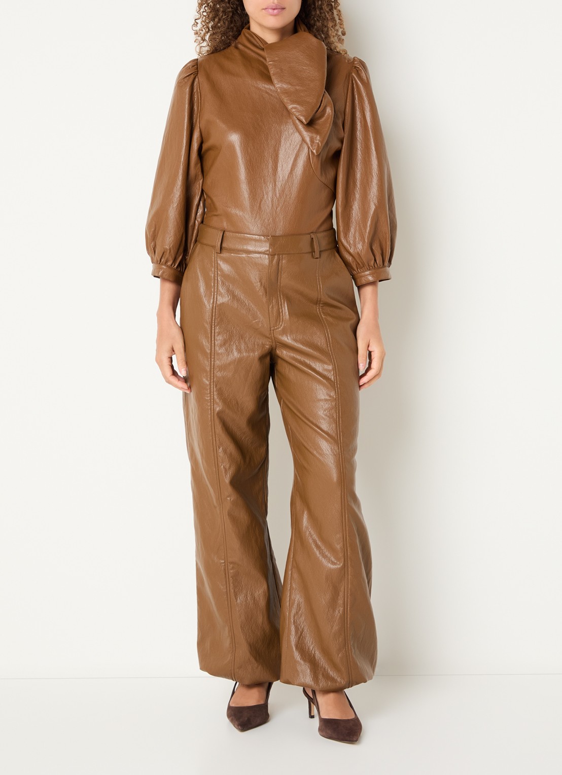 Aaiko Jet high waist tapered fit broek van imitatieleer - voorkant 3 bruin