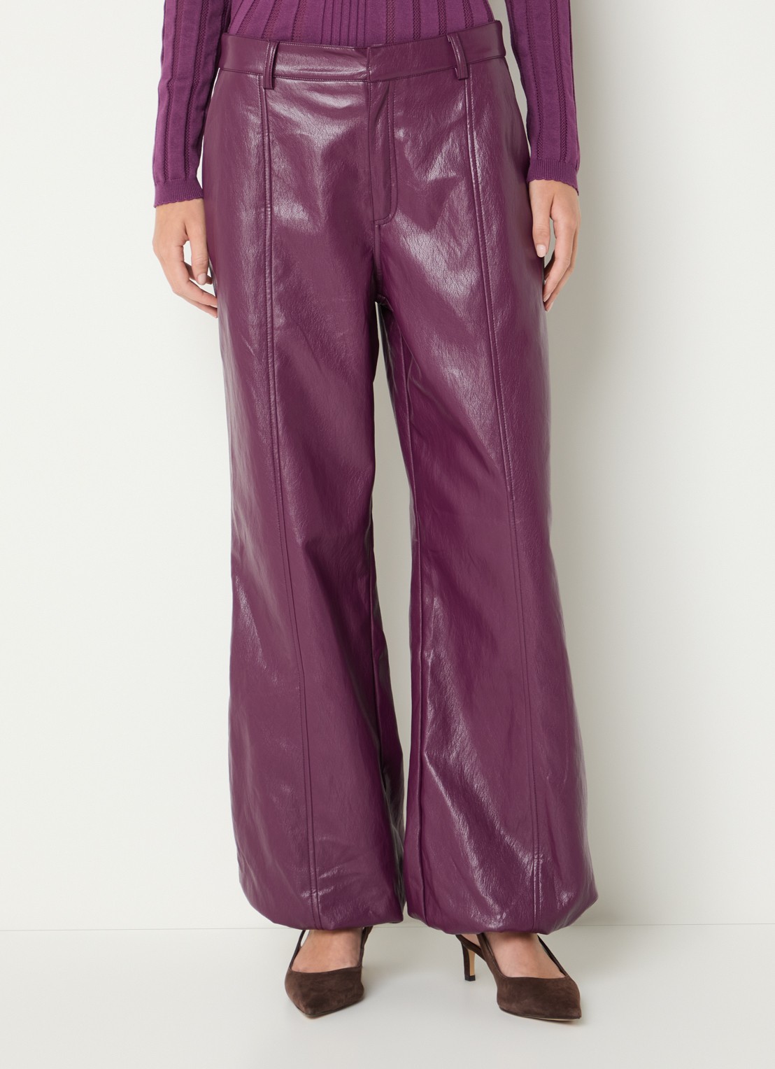 Aaiko Jet high waist tapered fit broek van imitatieleer - detail paars