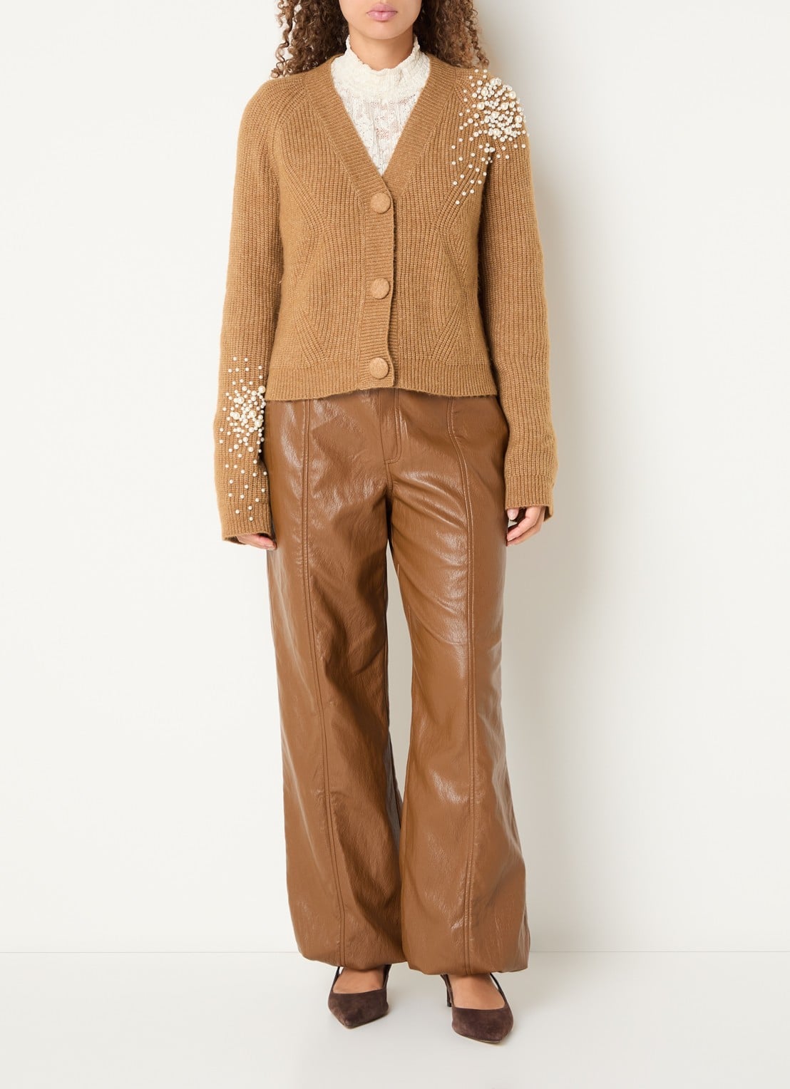 Aaiko Loric grofgebreide vest met imitatieparels - voorkant 4 camel