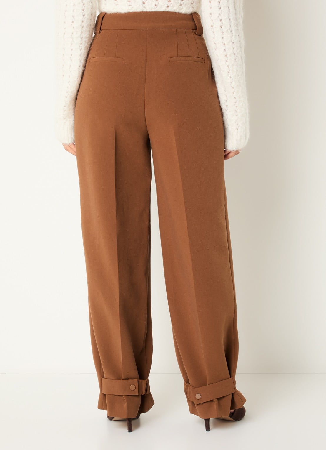 Aaiko Lynn high waist straight fit pantalon met steekzakken - achterkant 4 bruin