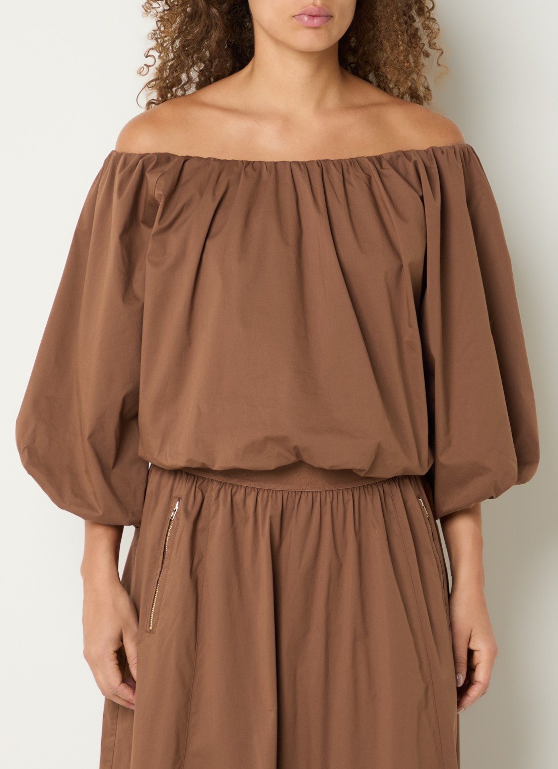 Aaiko Maddy Popline off shoulder top met pofmouw - detail 2 hazelnootbruin