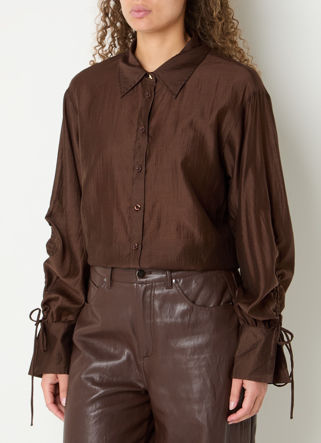 Aaiko Marel blouse met metallic finish - detail donkerbruin