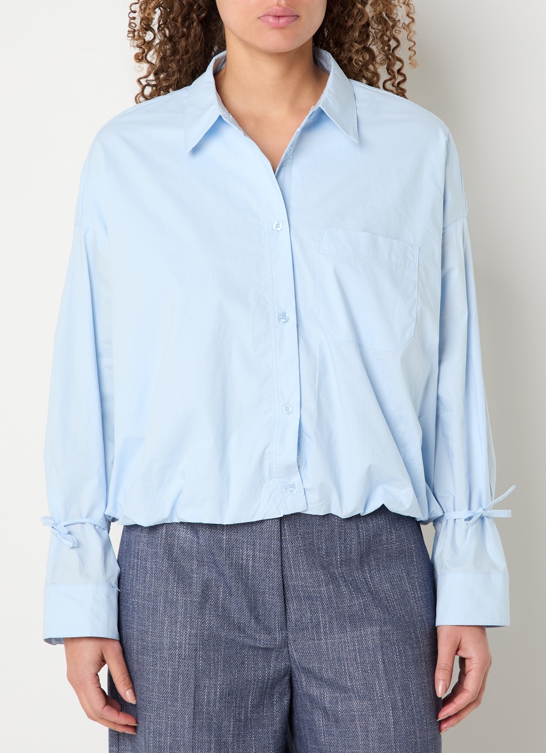 Aaiko Mikkie blouse met borstzak - detail 2 lichtblauw
