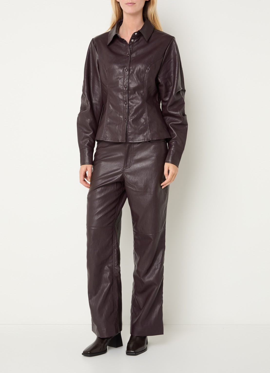 Aaiko Rianne high waist loose fit broek van imitatieleer - voorkant 2 aubergine