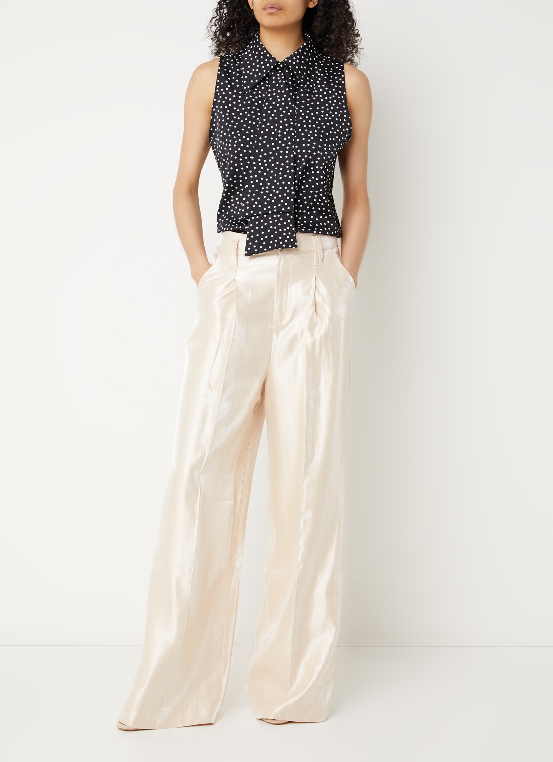 Aaiko Saran blouse met stippenprint en strikkraag - voorkant 2 zwart