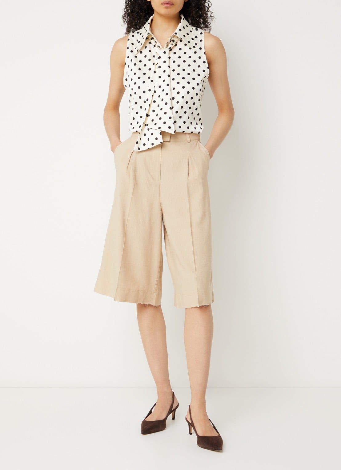 Aaiko Saran blouse met stippenprint en strikkraag - voorkant 2 khaki
