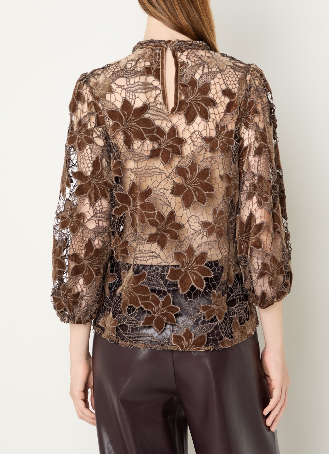 Aaiko Shaila semi-transparante top met opengewerkt dessin - achterkant 4 donkerbeige