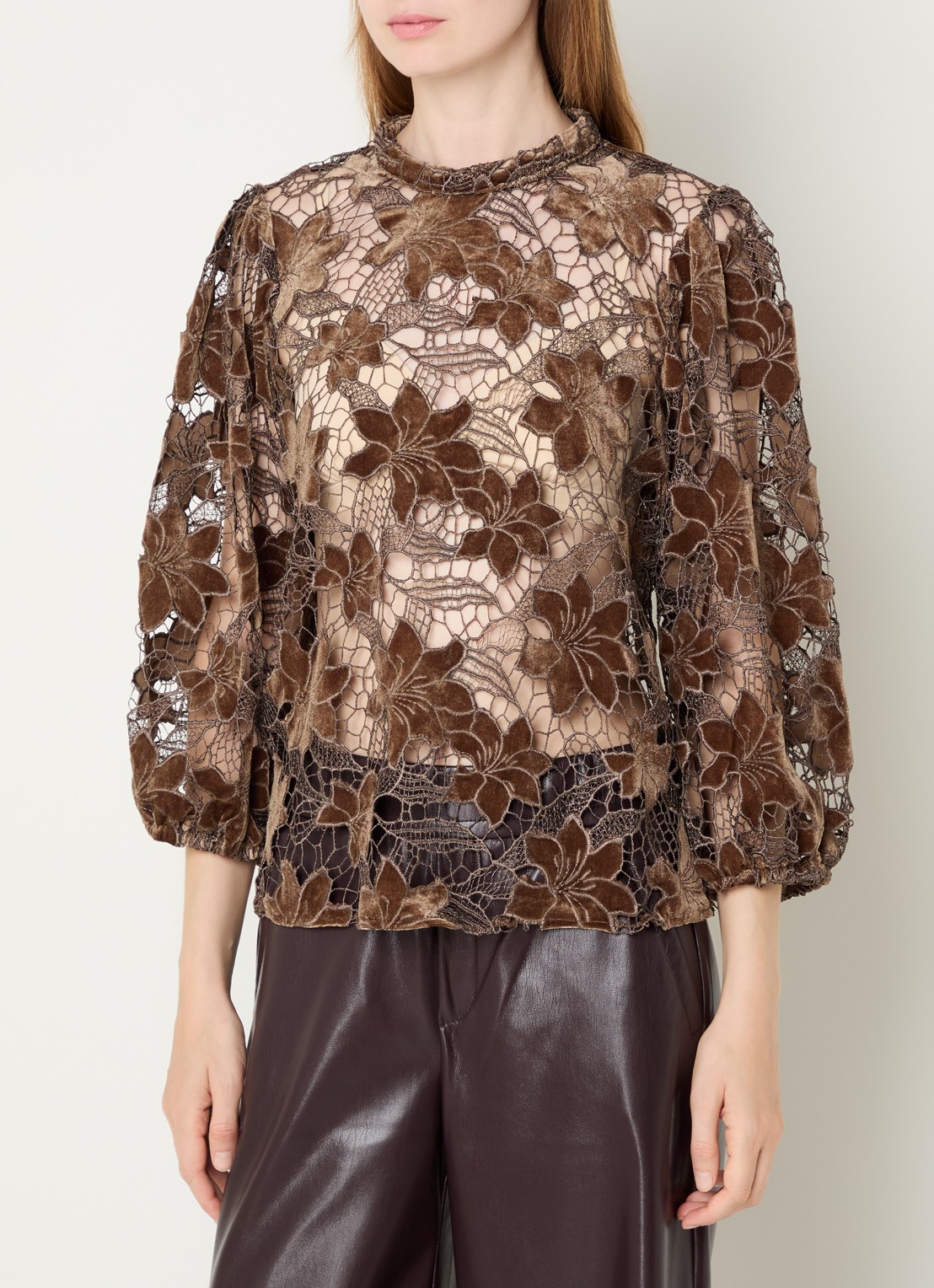 Aaiko Shaila semi-transparante top met opengewerkt dessin - detail donkerbeige