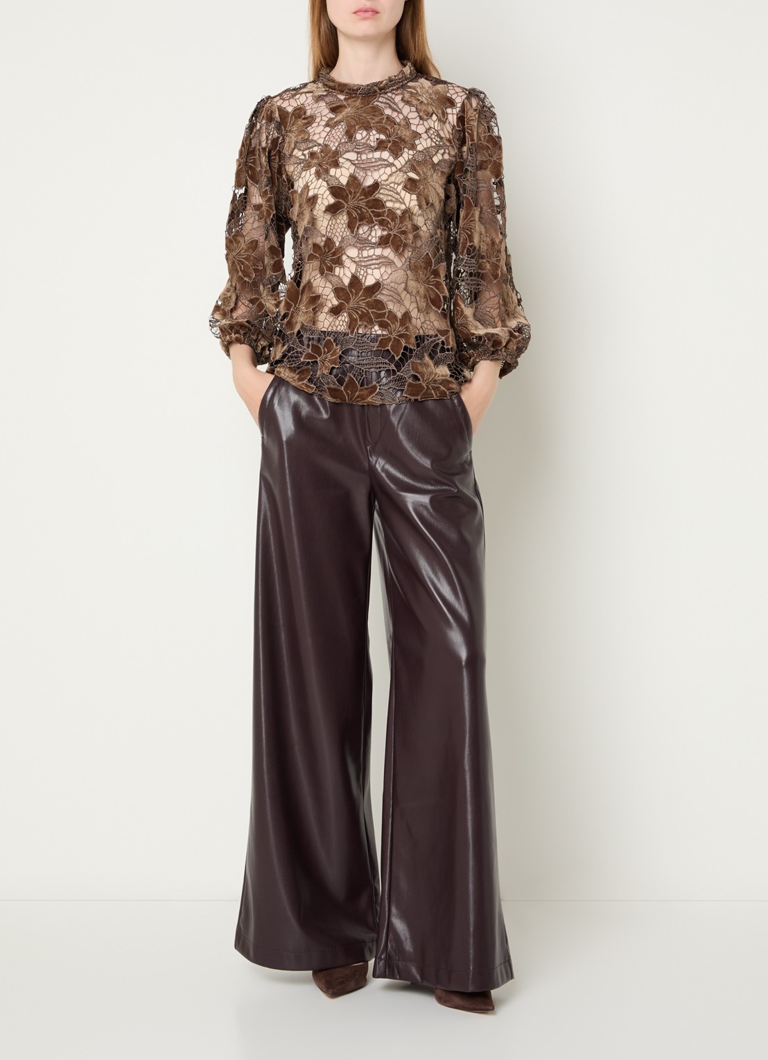 Aaiko Shaila semi-transparante top met opengewerkt dessin - voorkant 3 donkerbeige