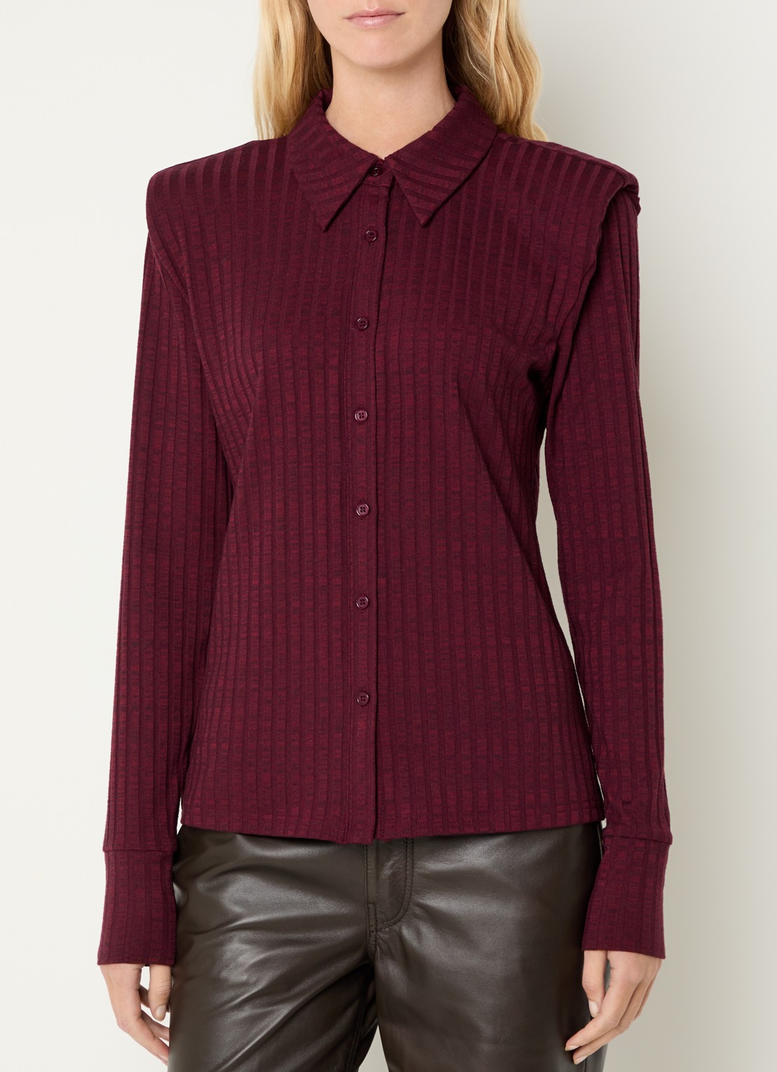 Aaiko Vigo blouse met schoudervulling - detail bordeauxrood