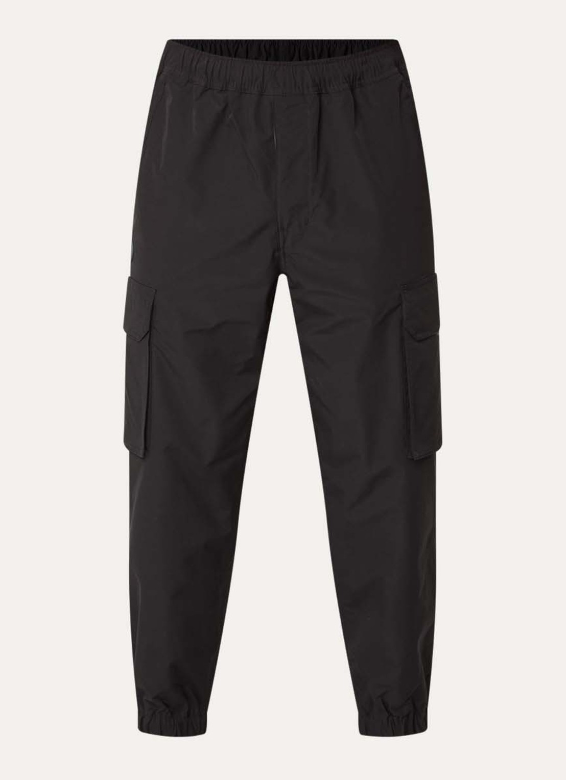 Aape Tapered fit cargobroek met klepzakken - voorkant zwart