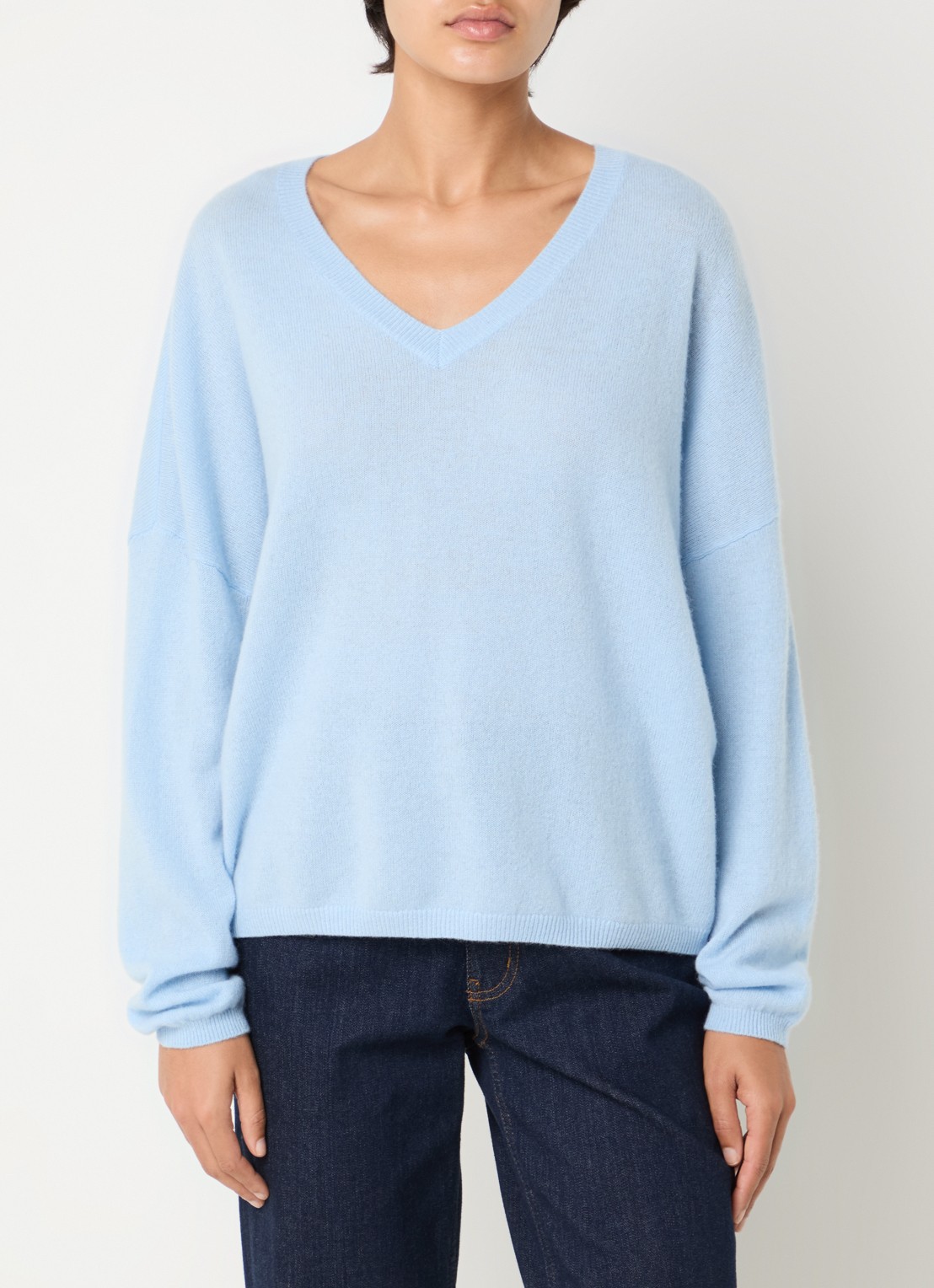 Absolut Cashmere. Alicia fijngebreide pullover van kasjmier met V-hals - detail lichtblauw