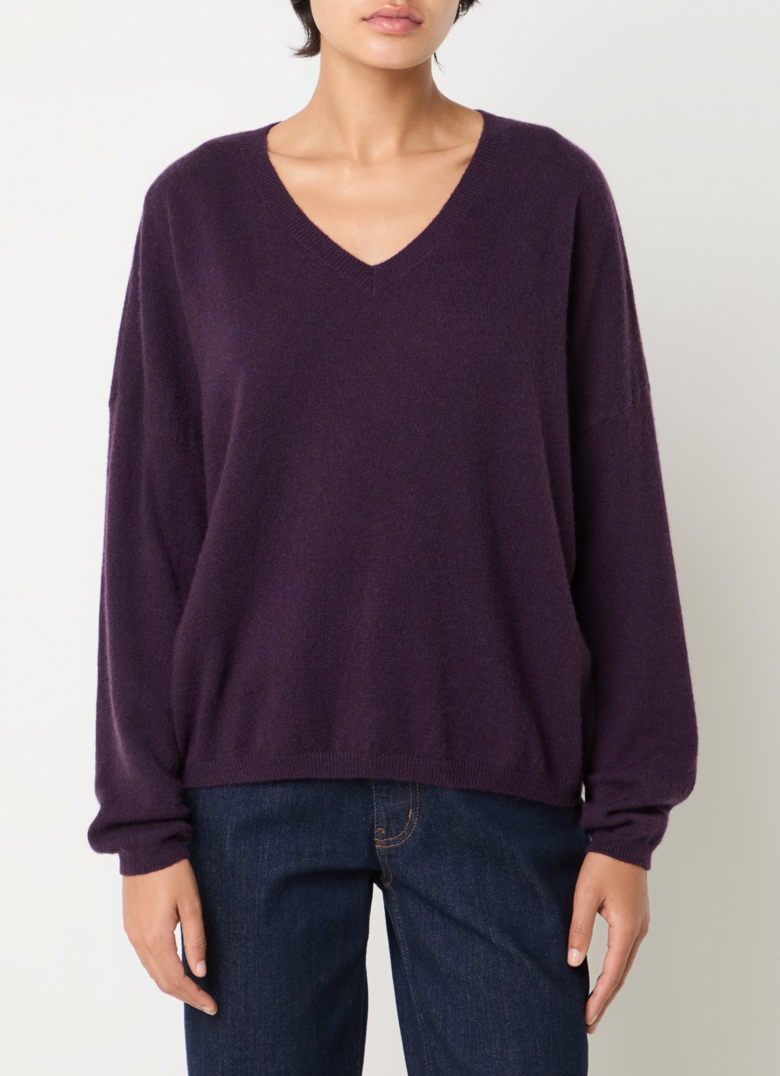 Absolut Cashmere. Alicia fijngebreide pullover van kasjmier met V-hals - detail aubergine