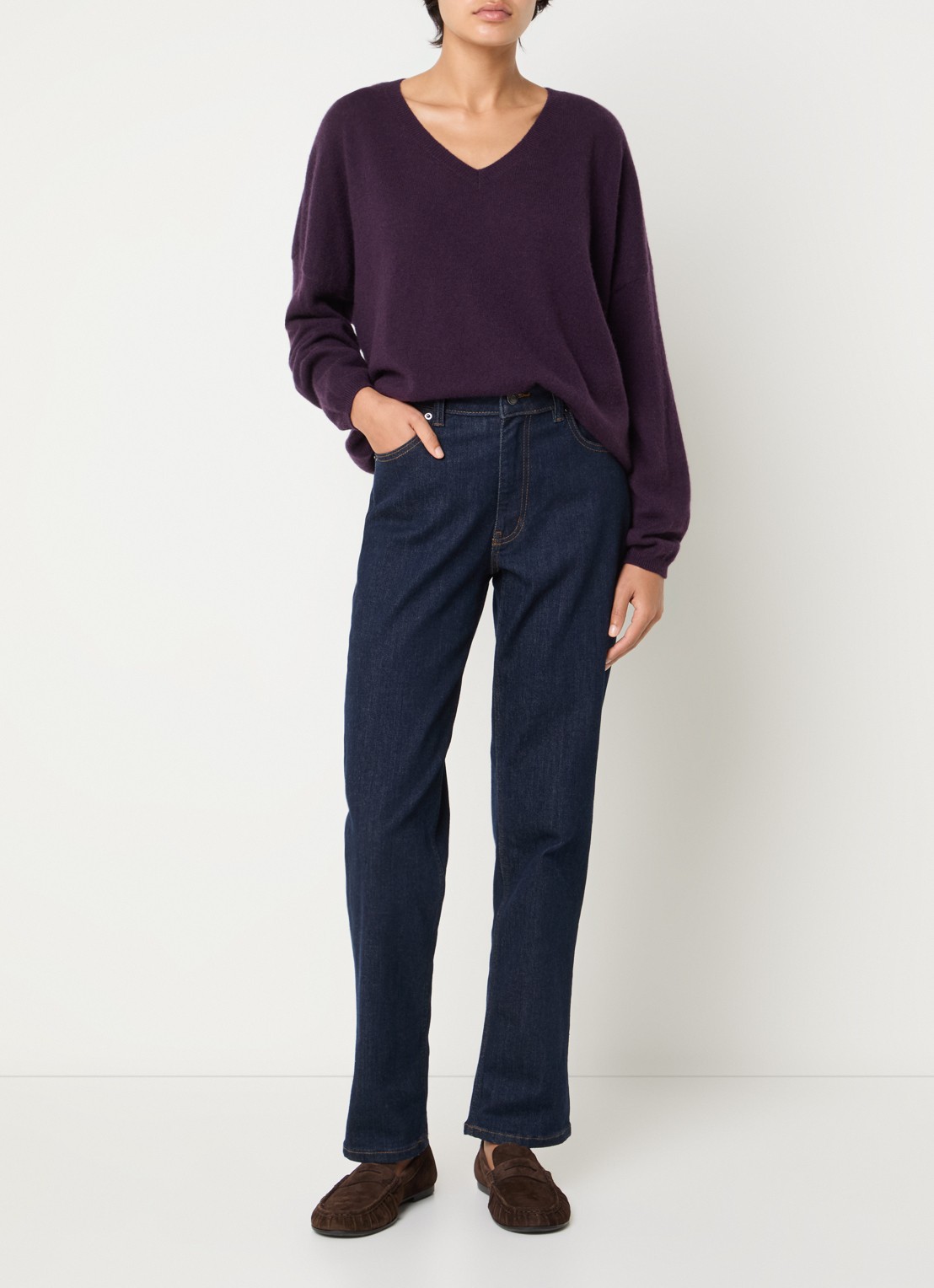 Absolut Cashmere. Alicia fijngebreide pullover van kasjmier met V-hals - voorkant 3 aubergine