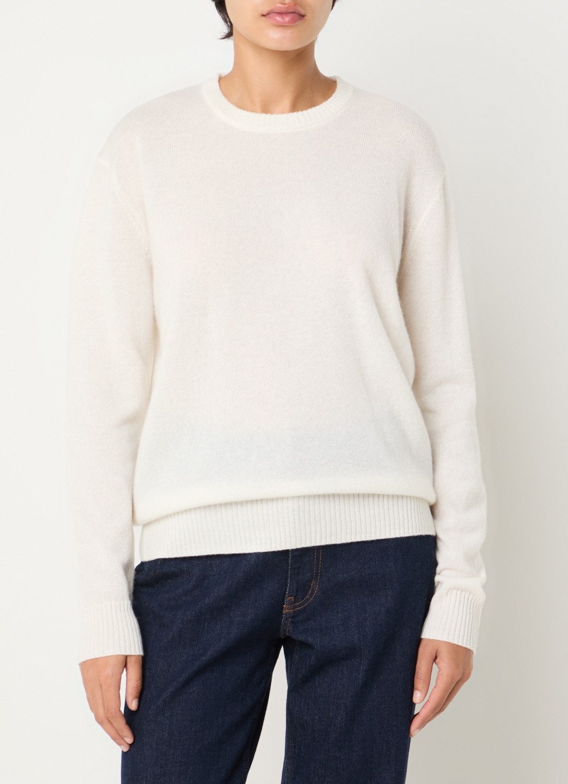 Absolut Cashmere. Ysee fijngebreide trui van kasjmier met ronde hals - detail 3 gebroken wit