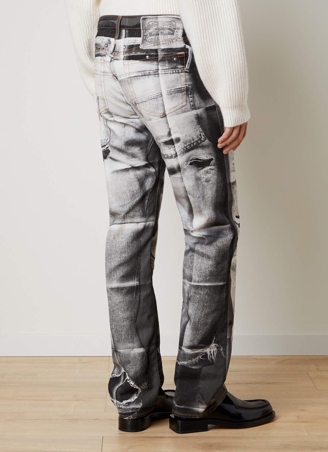 Acne Studios 1996M straight leg jeans met print en steekzakken - achterkant 4 zwart