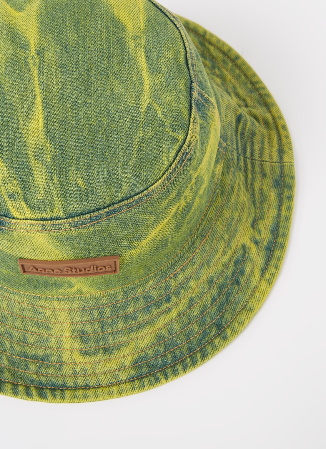 Acne Studios Bucket hoed van denim met logo - detail geel