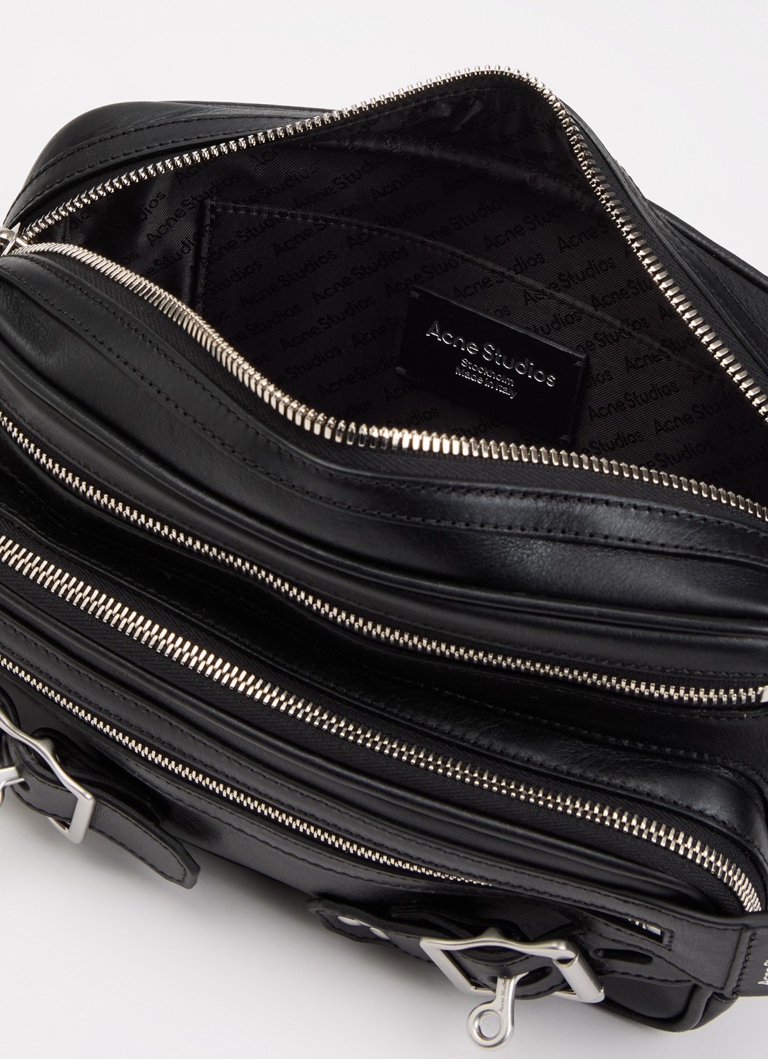 Acne Studios Camero Party Belts handtas van kalfsleer met afneembare schouderriem  - detail zwart