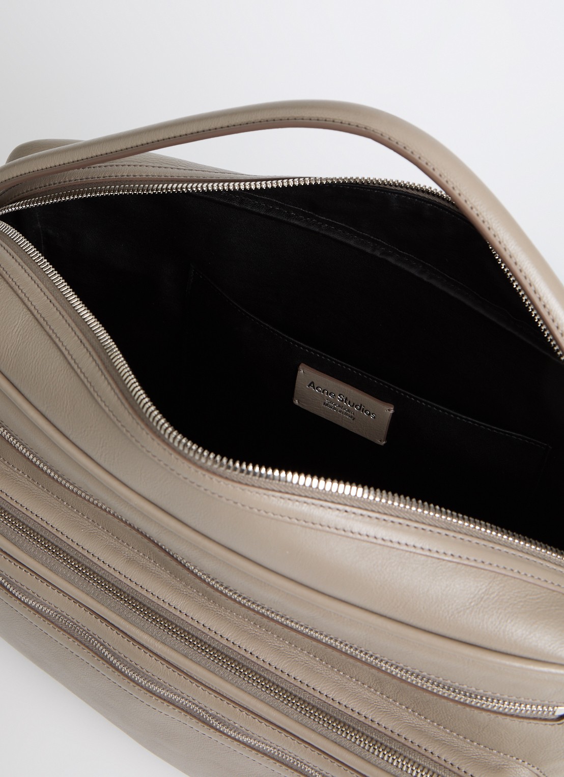 Acne Studios Camero schoudertas van kalfsleer - detail 5 taupe