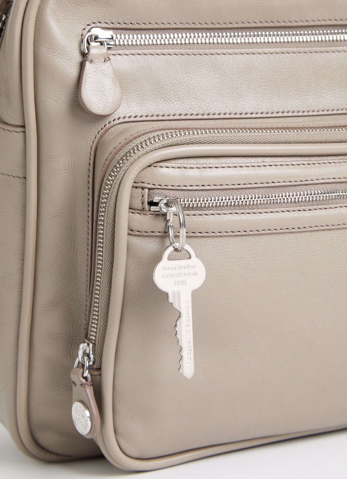 Acne Studios Camero schoudertas van kalfsleer - detail 8 taupe