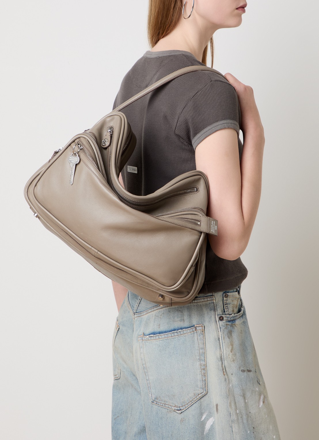 Acne Studios Camero schoudertas van kalfsleer - voorkant 2 taupe