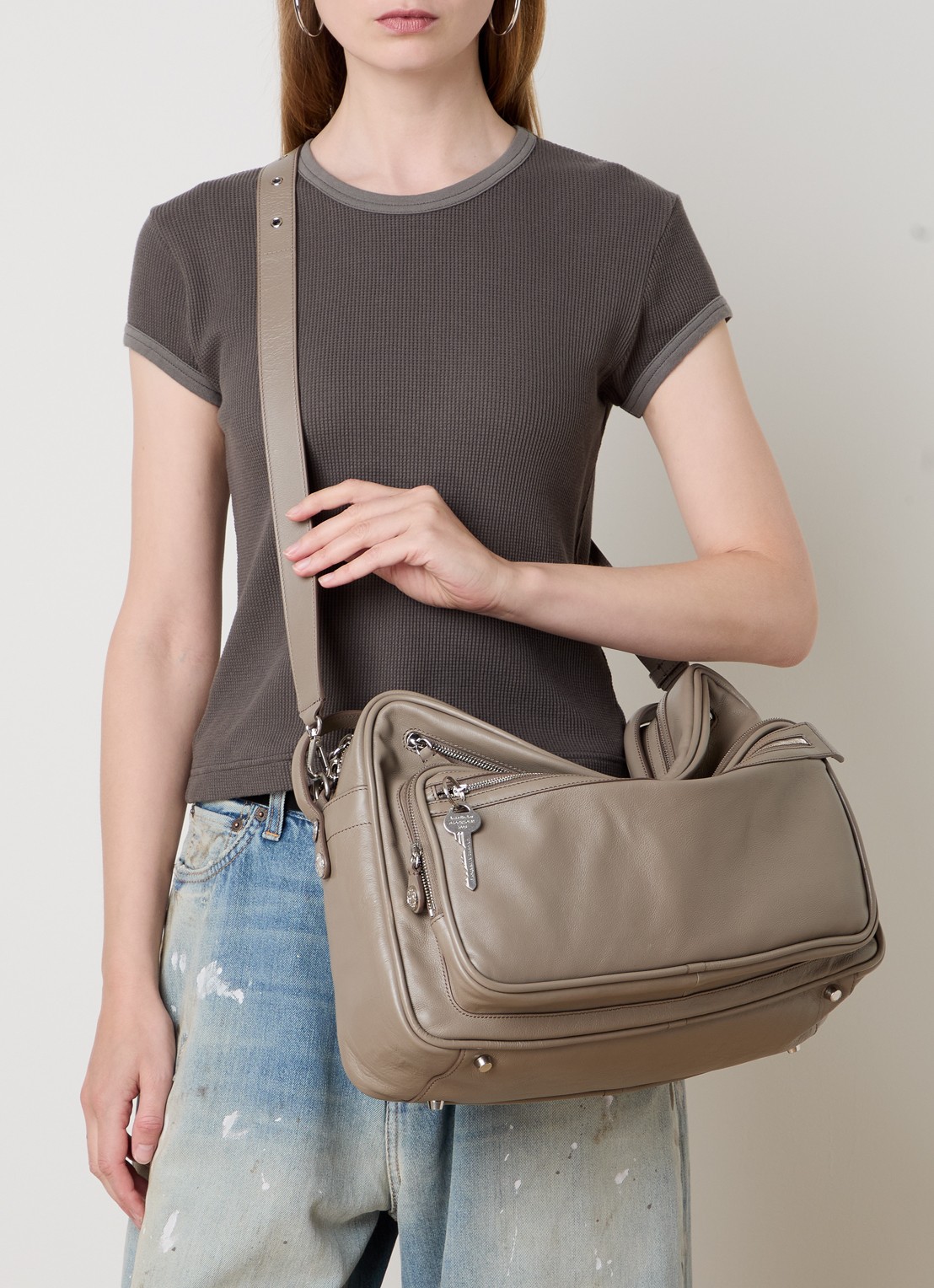 Acne Studios Camero schoudertas van kalfsleer - voorkant 3 taupe
