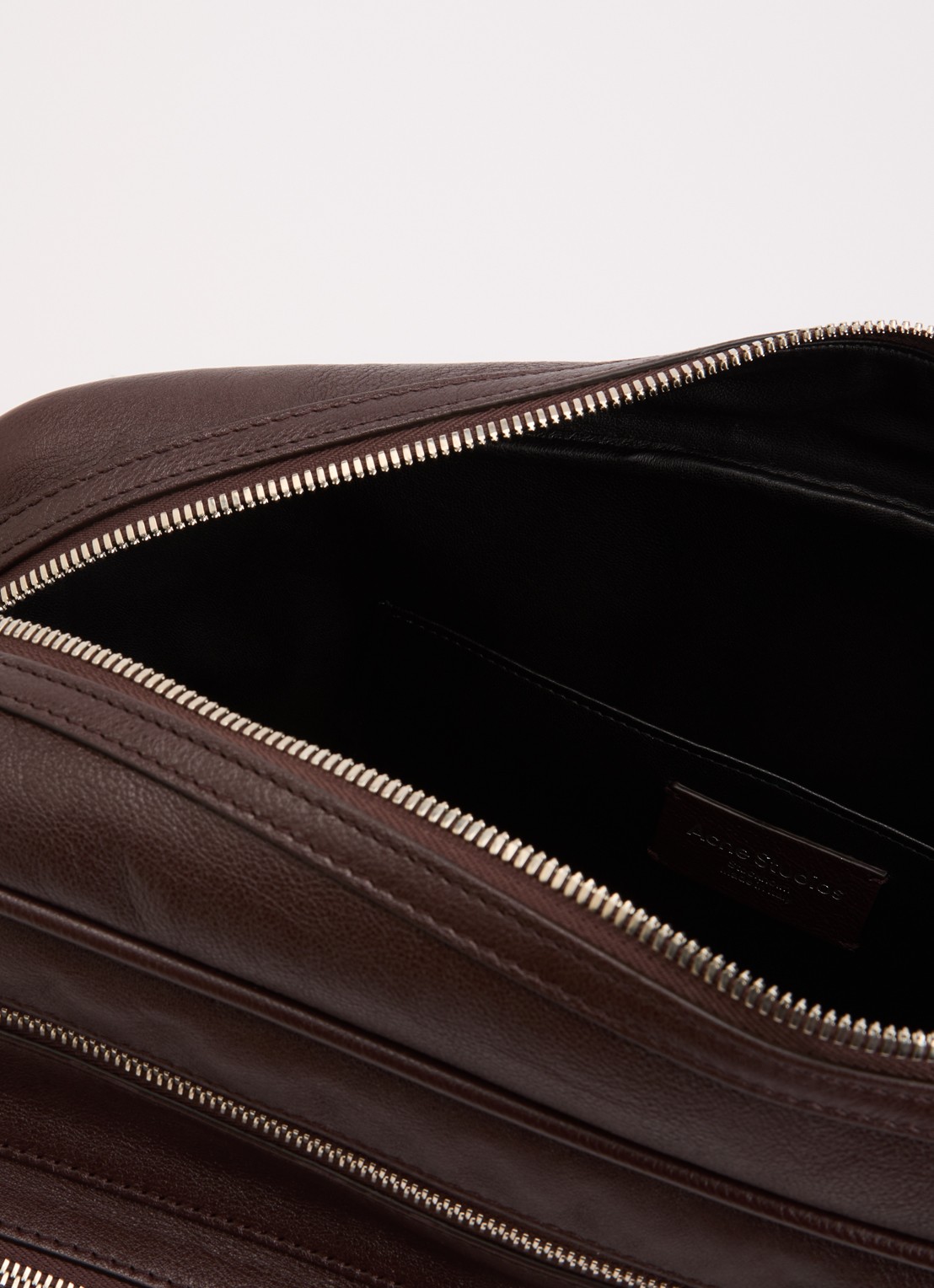Acne Studios Camero schoudertas van kalfsleer - detail chocoladebruin